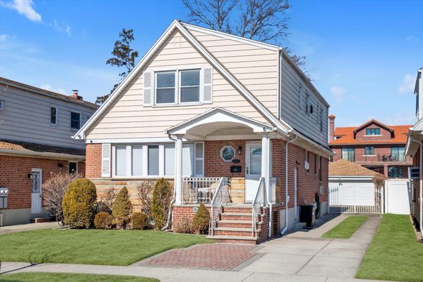 Exterior, Facade, Brick Facade, Queen Anne Victorian