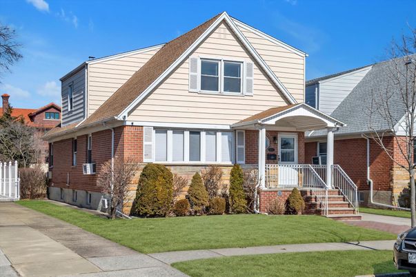 Exterior, Facade, Brick Facade, Queen Anne Victorian