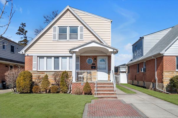 Exterior, Facade, Brick Facade, Queen Anne Victorian