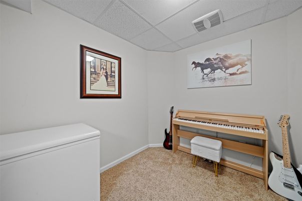 Interior, Piano