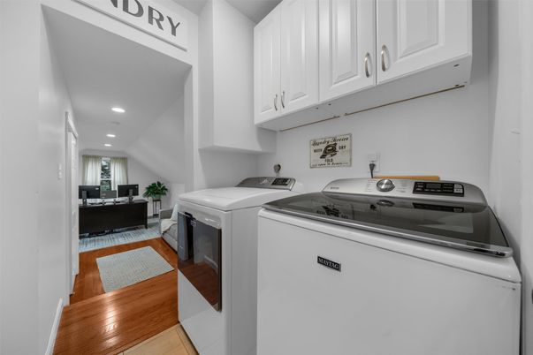 Interior, Recessed Lighting, Washer, Wood Texture Flooring