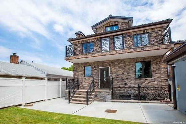 Exterior, Facade, Brick Facade, American Foursquare