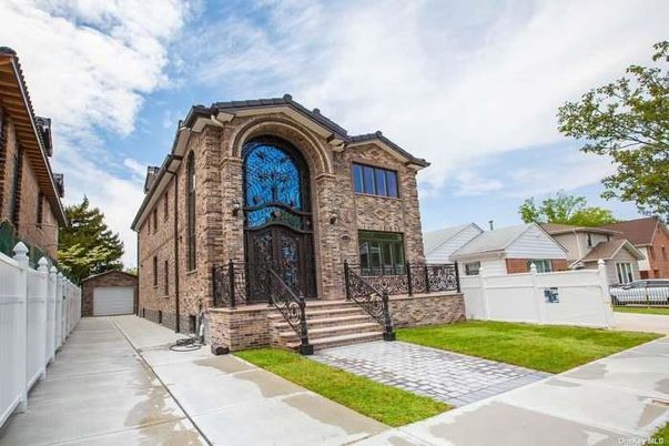 Backyard, Exterior, Facade, Brick Facade, Brick Traditional