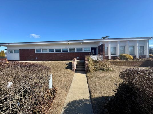 Exterior, Facade, Brick Facade, Ranch