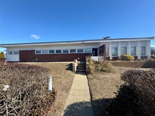 Exterior, Facade, Brick Facade, Ranch