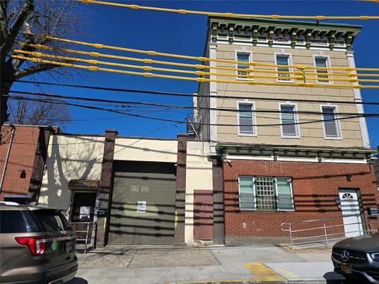 Exterior, Facade, Brick Facade, Rowhouse