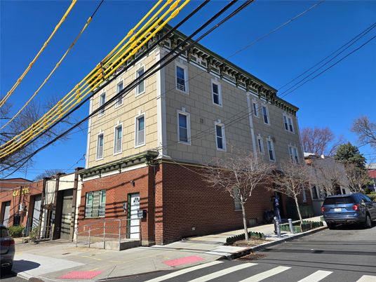 Exterior, Facade, Brick Facade, Chicago School