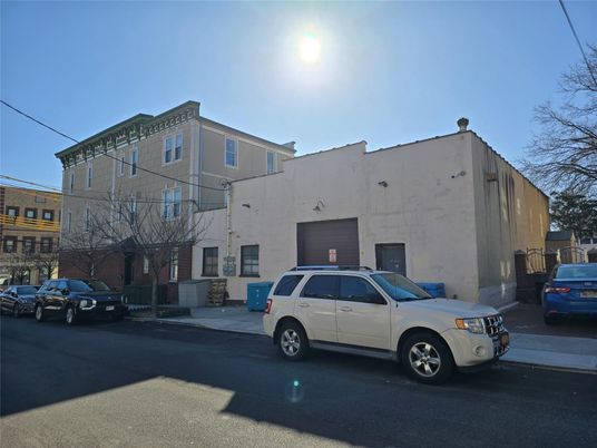 Exterior, Facade, Modern