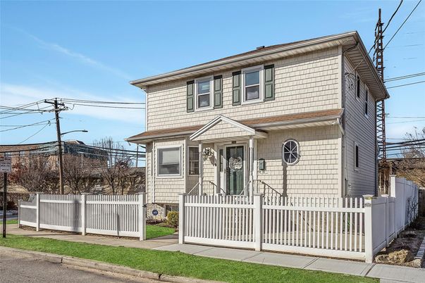 Exterior, Facade, American Foursquare