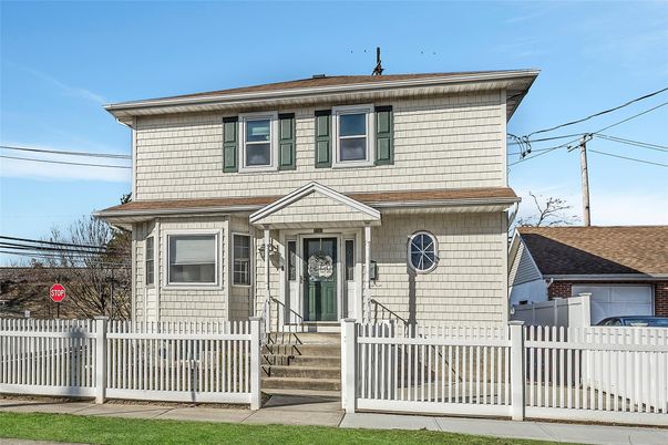 Exterior, Facade, American Foursquare