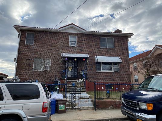 Exterior, Facade, Brick Facade, Rowhouse