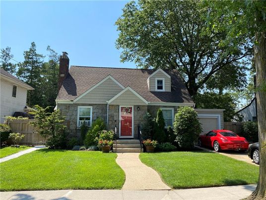 Attached, Exterior, Facade, Cape Cod
