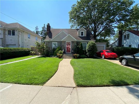Attached, Exterior, Facade, Cape Cod