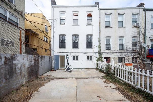 Exterior, Facade, Rowhouse