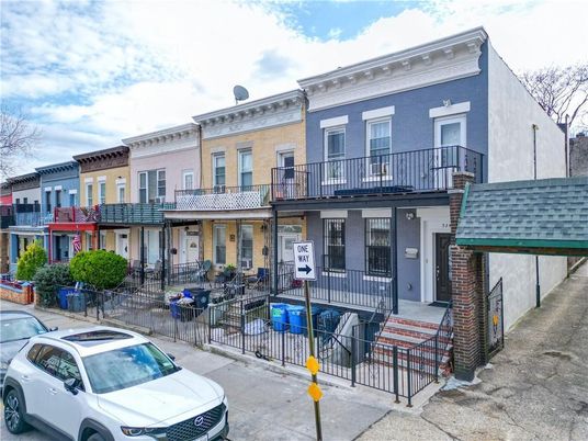 Exterior, Facade, Rowhouse