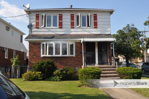 Exterior, Facade, Brick Facade, American Foursquare