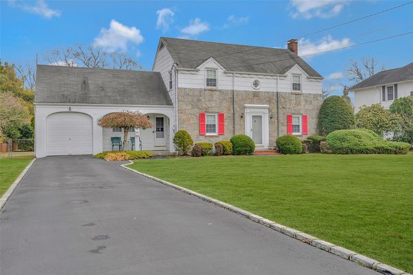 Attached, Exterior, Facade, Cape Cod