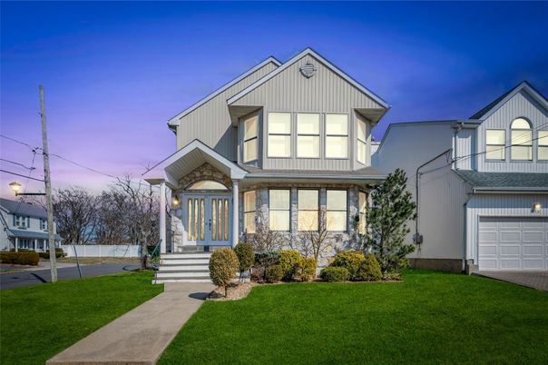 Attached, Exterior, Facade, Farmhouse