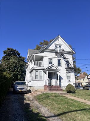 Exterior, Facade, Queen Anne Victorian