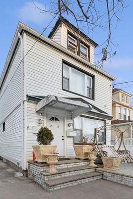 Exterior, Facade, American Foursquare