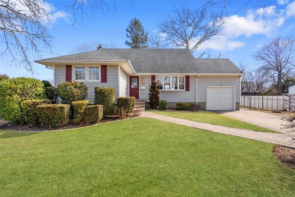 Attached, Exterior, Facade, Cape Cod