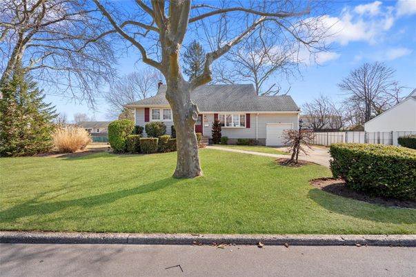 Attached, Exterior, Facade, Cape Cod
