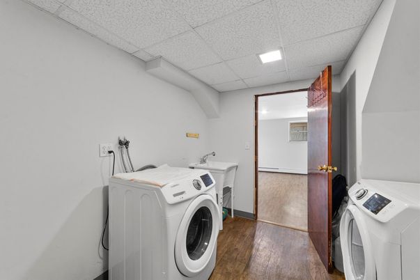 Interior, Recessed Lighting, Washer, Wood Texture Flooring