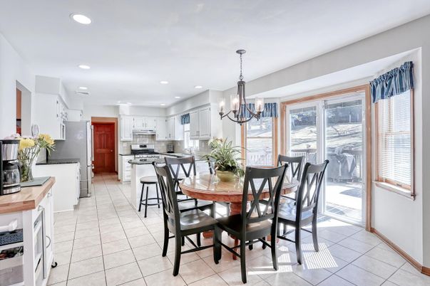Chandelier, Dining room, Interior, Kitchen, Recessed Lighting, Stainless Steel Appliances