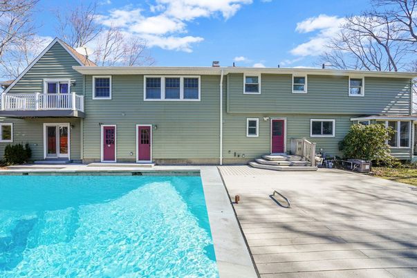 Exterior, Facade, Pool, Rowhouse