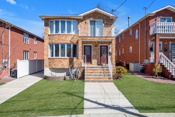 Exterior, Facade, Brick Facade, Rowhouse