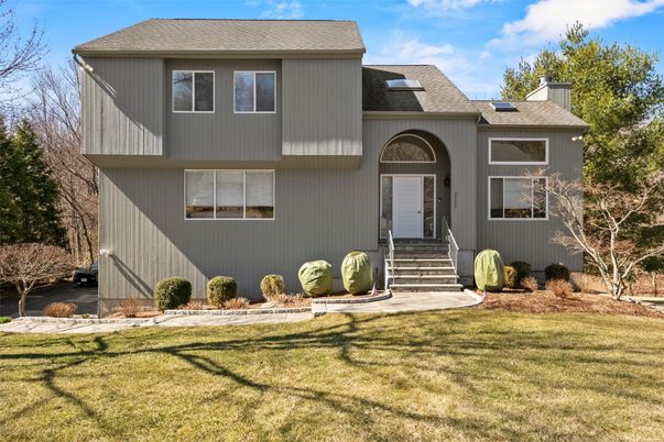 Exterior, Facade, Raised Ranch
