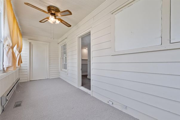 Empty room, Interior