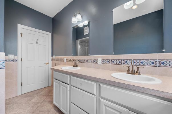 Bathroom, Dual Sink Vanities, Interior