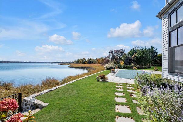 Exterior, Lake