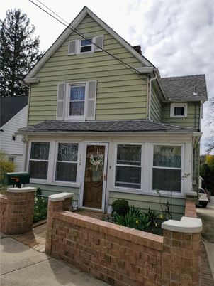 Exterior, Facade, Queen Anne Victorian