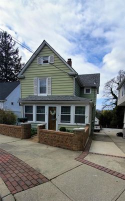 Exterior, Facade, Queen Anne Victorian