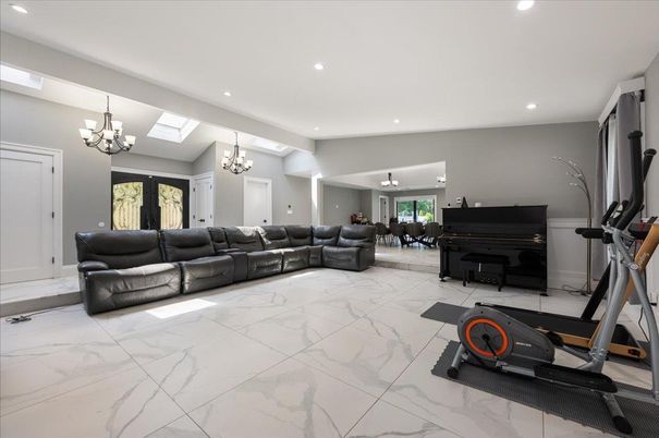 Chandelier, Dining room, Interior, Living room, Marble, Piano, Recessed Lighting