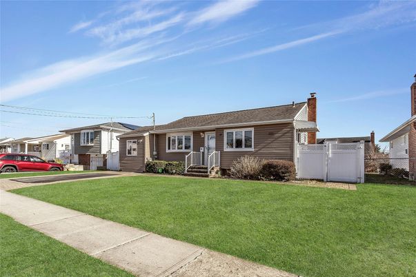 Exterior, Facade, Cape Cod