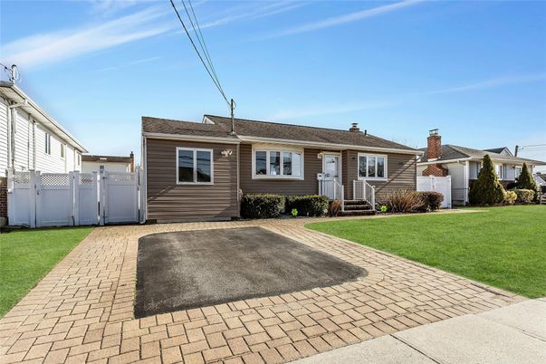 Exterior, Facade, Cape Cod