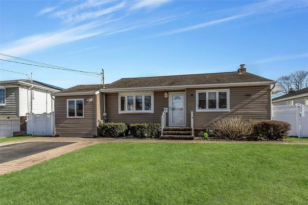 Exterior, Facade, Cape Cod