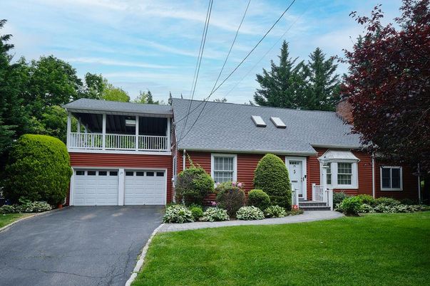 Attached, Exterior, Facade, Cape Cod