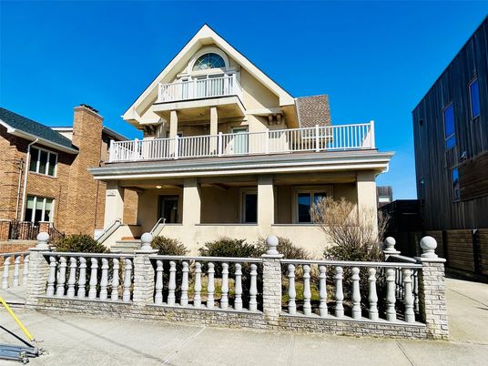 Exterior, Facade, Queen Anne Victorian