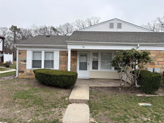 Exterior, Facade, Ranch