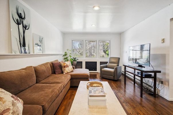 Interior, Living room, Recessed Lighting, Wood Texture Flooring