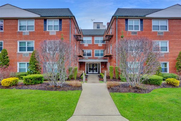 Exterior, Facade, Brick Facade, Rowhouse