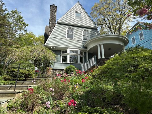 Exterior, Facade, Queen Anne Victorian