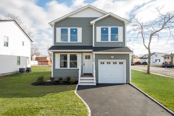 Attached, Exterior, Facade, American Craftsman