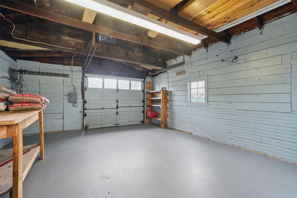 Garage, Interior, Wooden Beams