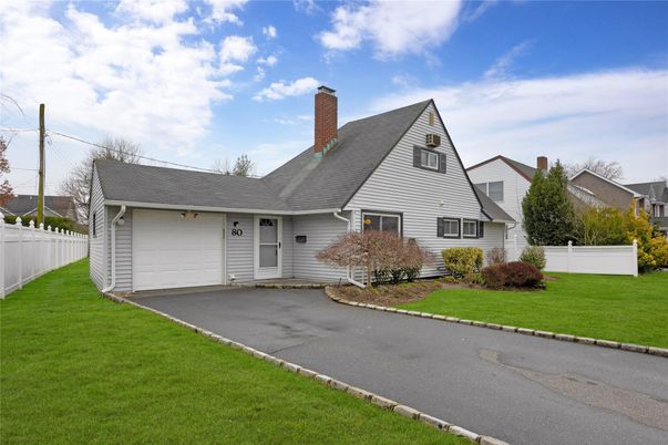 Attached, Exterior, Facade, Cape Cod