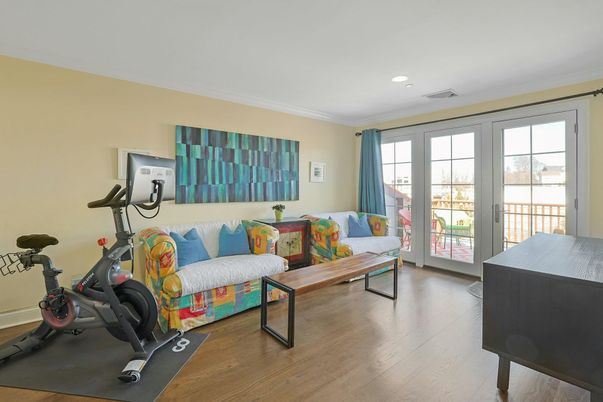Fitness Equipment, Interior, Living room, Recessed Lighting, Wood Texture Flooring